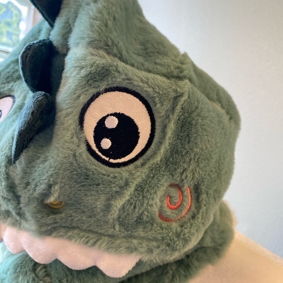 Super Soft Cozy Green Dinosaur Hat and Scarf Combo for Kids! - Picture 8 of 11